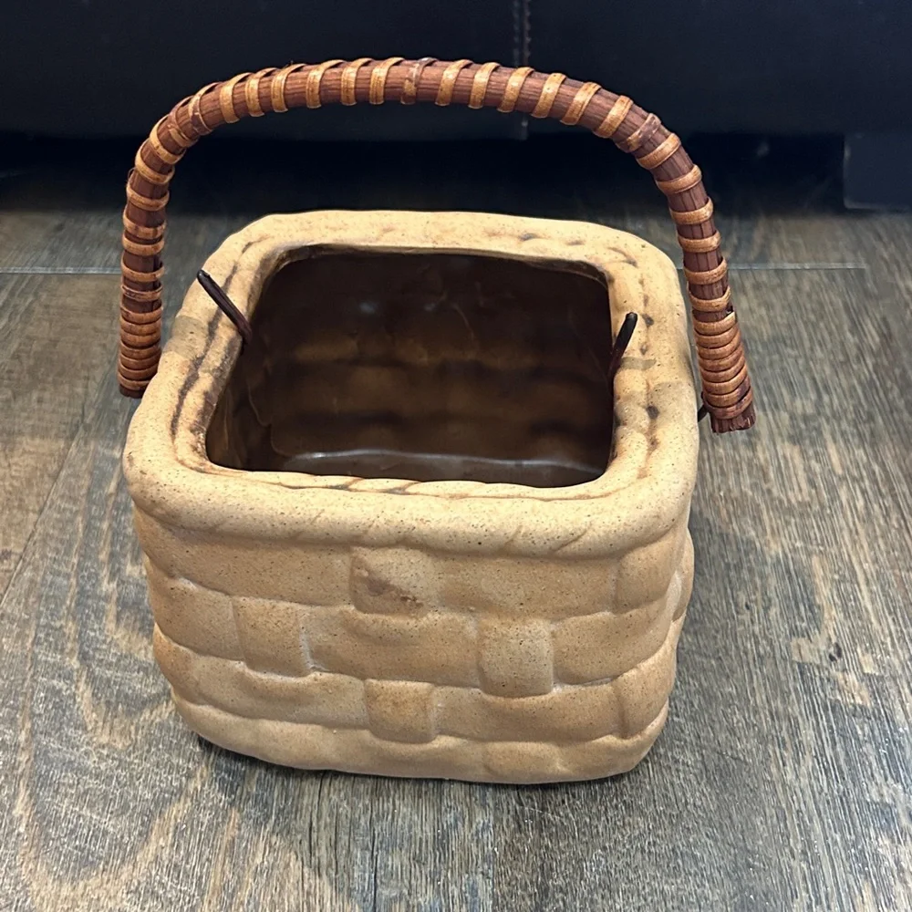 Vintage‎ Takahashi Japan tromp l’oeil Ceramic Basket Unmarked With Wicker Handle